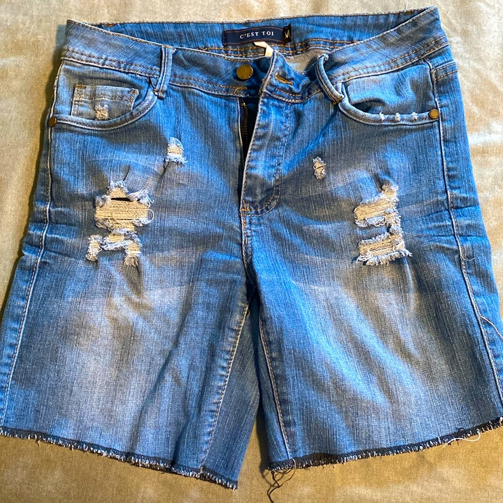 7” distressed denim shorts